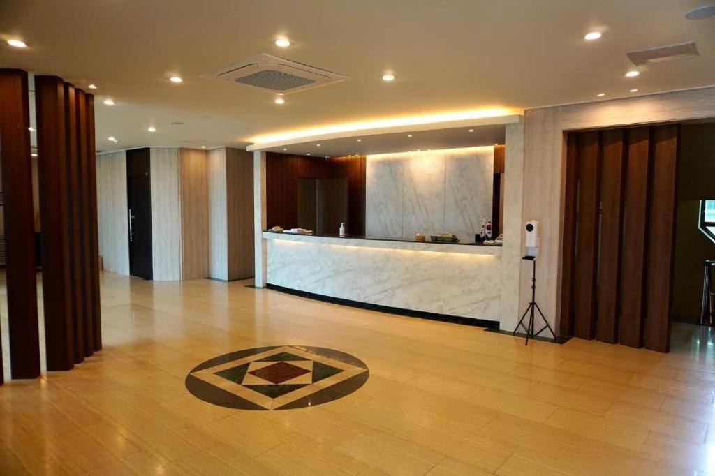 Emerald Hotel Чеджу Екстериор снимка