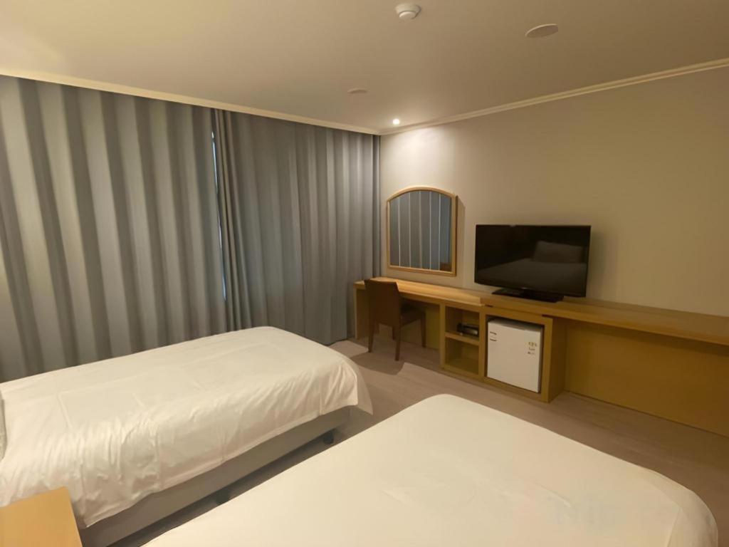 Emerald Hotel Чеджу Екстериор снимка