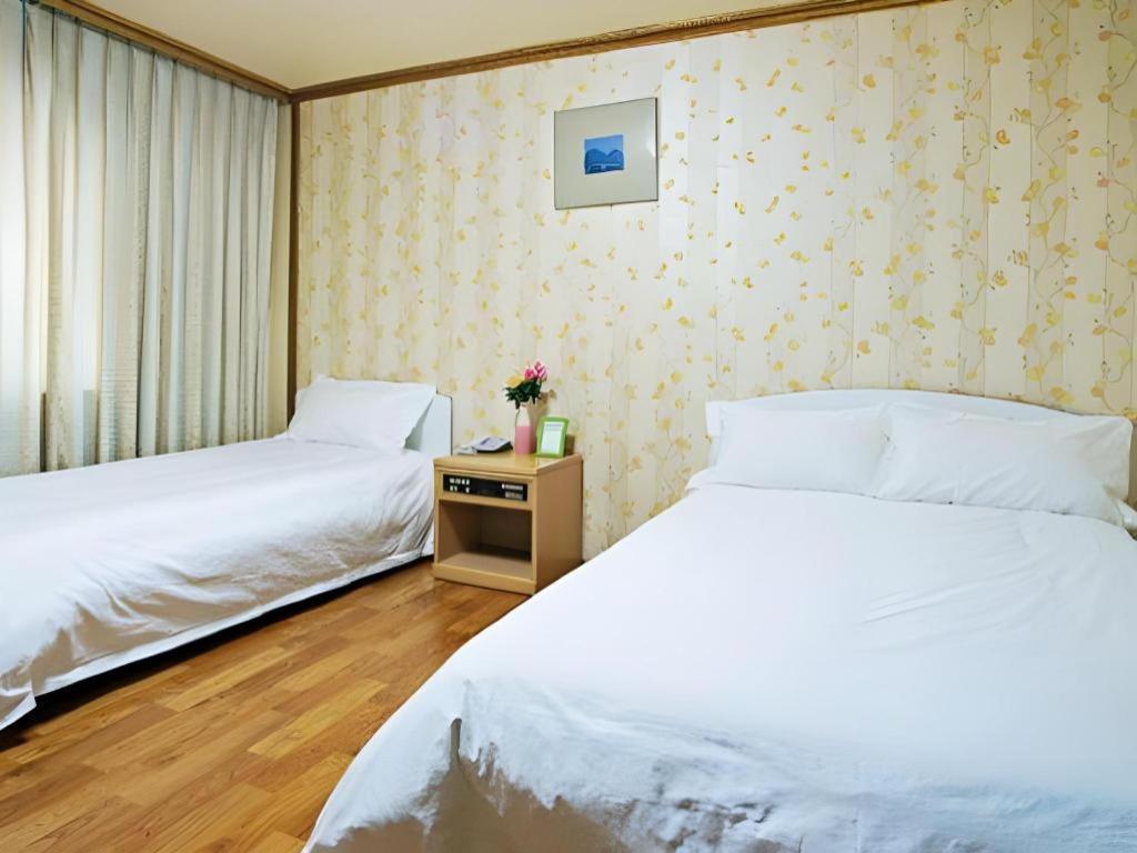 Emerald Hotel Чеджу Екстериор снимка