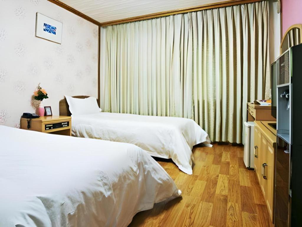 Emerald Hotel Чеджу Екстериор снимка