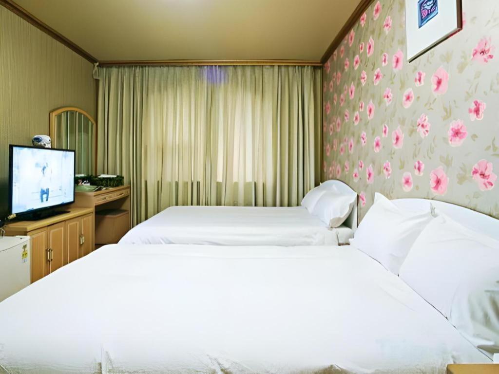 Emerald Hotel Чеджу Екстериор снимка