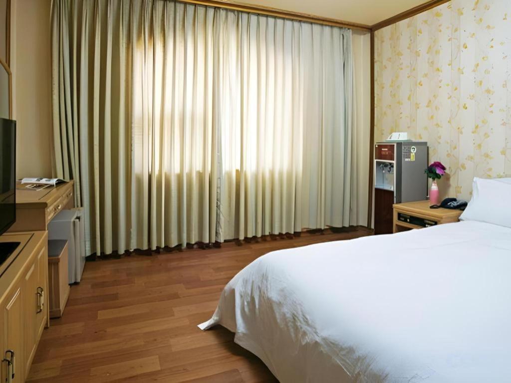 Emerald Hotel Чеджу Екстериор снимка