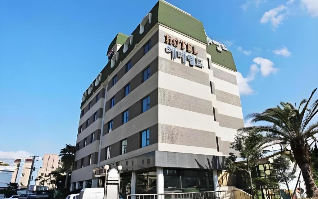 Emerald Hotel Чеджу Екстериор снимка